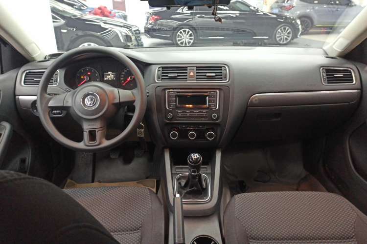 Used Volkswagen Sagitar 2012 1.6L Manual Fashion Edition Center Console