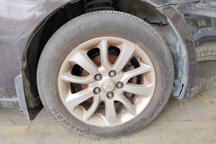 Used Soueast V5 Lingzhi 2014 1.5L CVT Comfort Model Right Front Wheel Hub