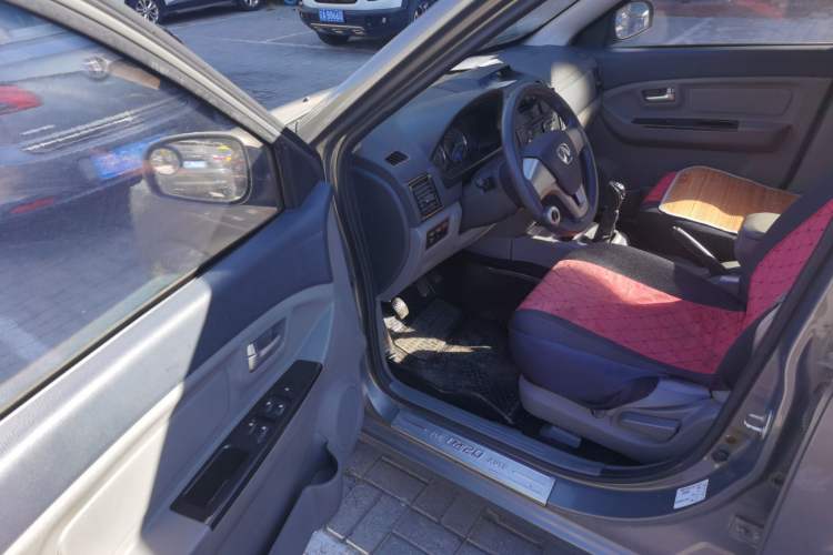 Used BAIC Weiwang M20 2014 1.5L Basic Version BJ415B Driver Seat