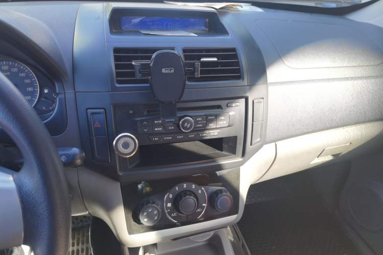 Used BAIC Weiwang M20 2014 1.5L Basic Version BJ415B Audio And AC Panel