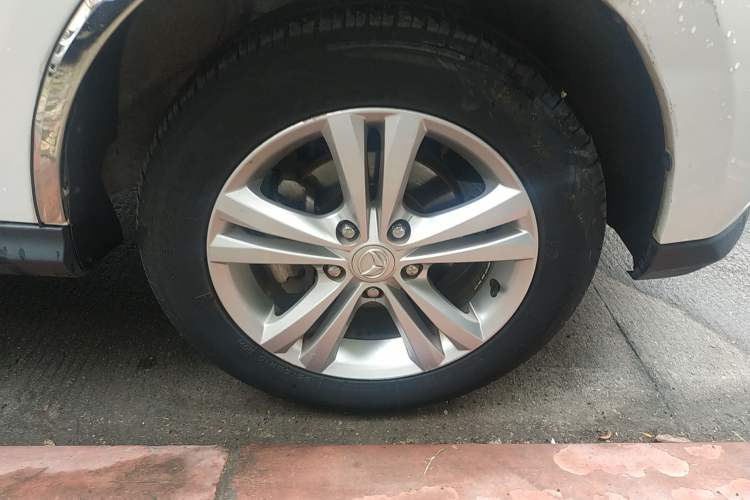 Used HYOSOW H3 2015 1.5L manual luxury version Right Front Wheel Hub