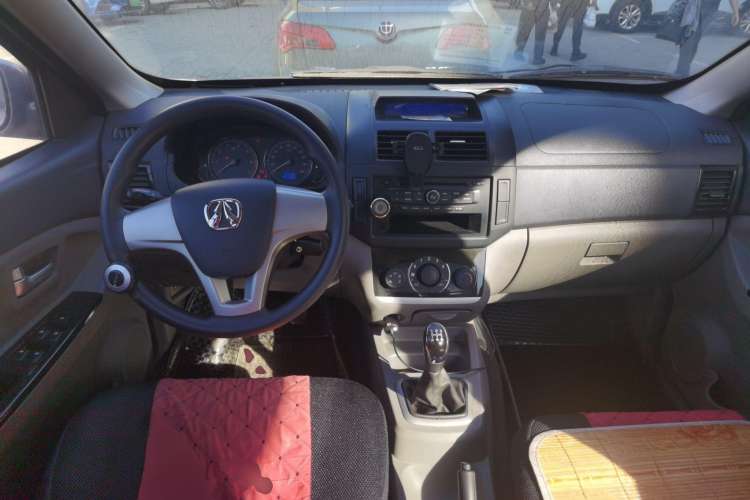 Used BAIC Weiwang M20 2014 1.5L Basic Version BJ415B Center Console