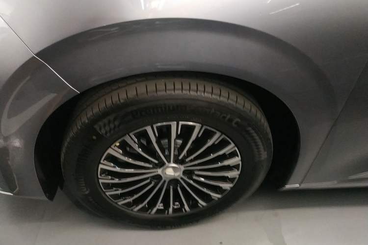 Used Denza D9 2022 DM-i 1040 Prestige Model
