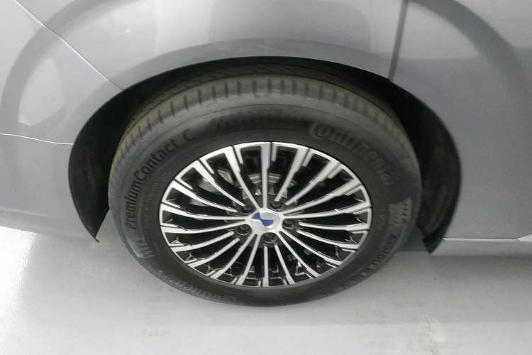 Used Denza D9 2022 DM-i 1040 Prestige Model
