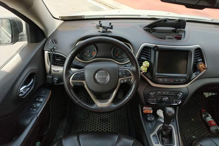 Used Jeep Cherokee 2014 3.2L High-Performance Version
