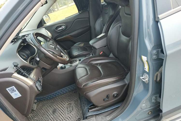 Used Jeep Cherokee 2014 3.2L High-Performance Version
