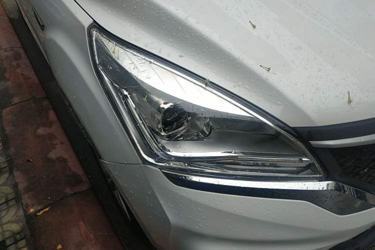 Used HYOSOW H3 2015 1.5L manual luxury version Right Front Headlight