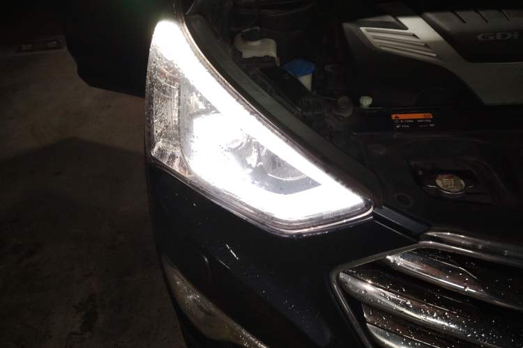 Used Hyundai Grand SantaFe 2013 3.0L 6-Seater Four-Wheel Drive Luxury Edition Right Front Headlight