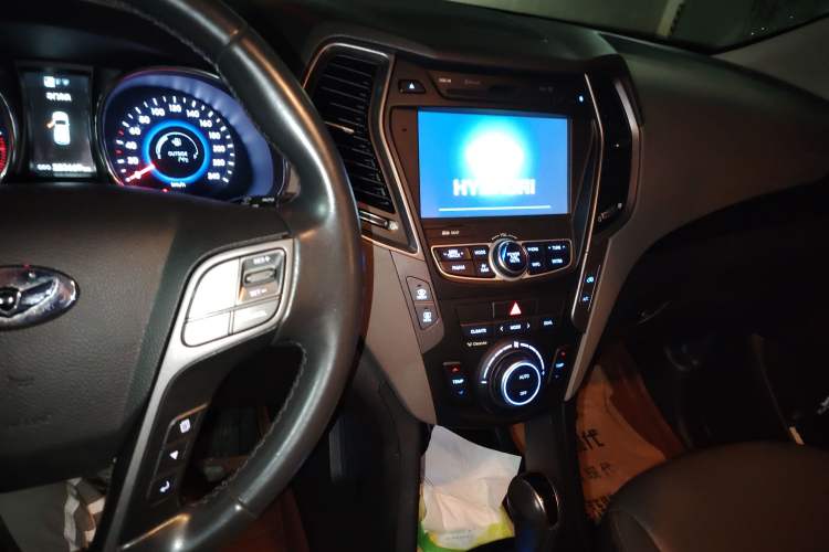 Used Hyundai Grand SantaFe 2013 3.0L 6-Seater Four-Wheel Drive Luxury Edition Audio And AC Panel