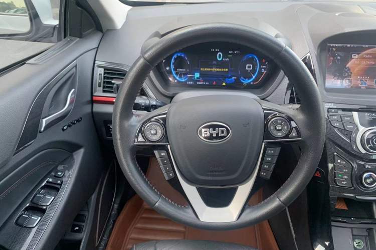 Used BYD Qin New Energy 2014 1.5T Cool Black Knight Flagship Model
