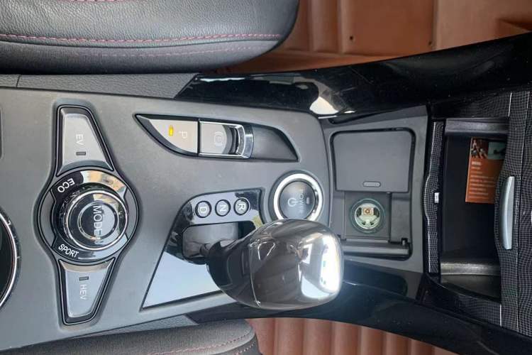 Used BYD Qin New Energy 2014 1.5T Cool Black Knight Flagship Model
