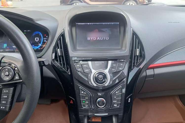 Used BYD Qin New Energy 2014 1.5T Cool Black Knight Flagship Model
