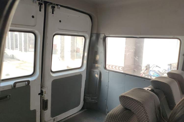 Used Iveco Daily 2020 2.5T A35 Passenger Van Single-Tire Mid-Roof Design 5-9 Seats with Sliding Side Door Meeting China V Emission Standards