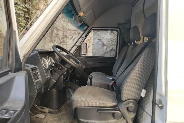 Used Iveco Daily 2020 2.5T A35 Passenger Van Single-Tire Mid-Roof Design 5-9 Seats with Sliding Side Door Meeting China V Emission Standards