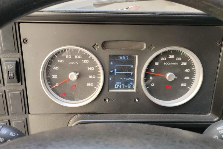 Used Iveco Daily 2020 2.5T A35 Passenger Van Single-Tire Mid-Roof Design 5-9 Seats with Sliding Side Door Meeting China V Emission Standards