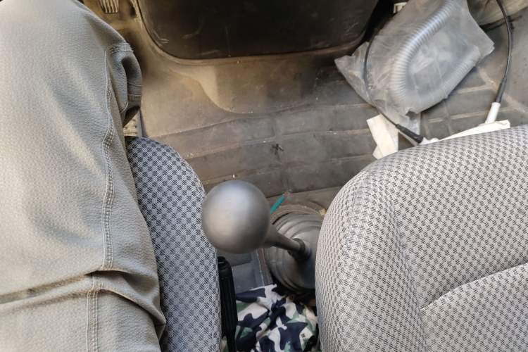 Used Iveco Daily 2020 2.5T A35 Passenger Van Single-Tire Mid-Roof Design 5-9 Seats with Sliding Side Door Meeting China V Emission Standards