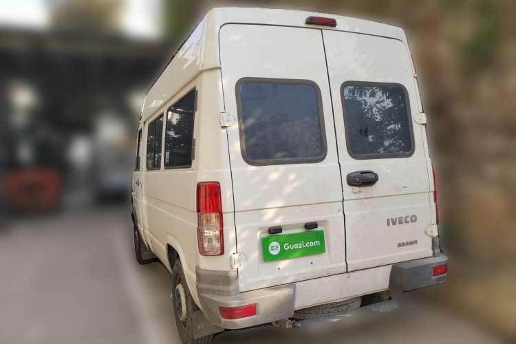 Used Iveco Daily 2020 2.5T A35 Passenger Van Single-Tire Mid-Roof Design 5-9 Seats with Sliding Side Door Meeting China V Emission Standards