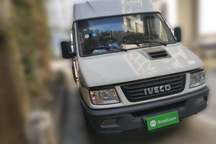 Used Iveco Daily 2020 2.5T A35 Passenger Van Single-Tire Mid-Roof Design 5-9 Seats with Sliding Side Door Meeting China V Emission Standards