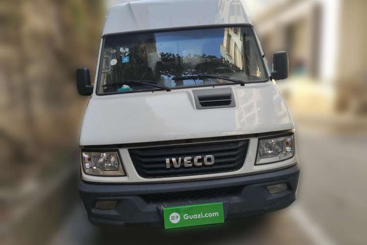 Used Iveco Daily 2020 2.5T A35 Passenger Van Single-Tire Mid-Roof Design 5-9 Seats with Sliding Side Door Meeting China V Emission Standards