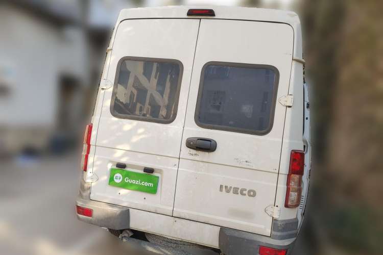 Used Iveco Daily 2020 2.5T A35 Passenger Van Single-Tire Mid-Roof Design 5-9 Seats with Sliding Side Door Meeting China V Emission Standards