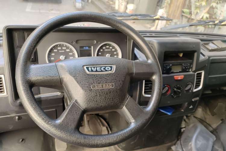 Used Iveco Daily 2020 2.5T A35 Passenger Van Single-Tire Mid-Roof Design 5-9 Seats with Sliding Side Door Meeting China V Emission Standards