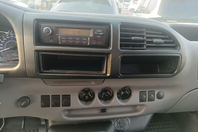 Used JMC Transit 2019 2.8T Commercial Version Short Wheelbase Low Roof 6-Seater China VI Emission Standard JX493