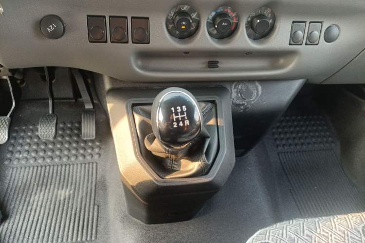 Used JMC Transit 2019 2.8T Commercial Version Short Wheelbase Low Roof 6-Seater China VI Emission Standard JX493