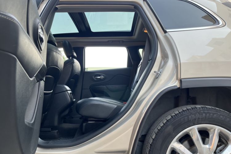 Used Jeep Cherokee 2014 2.4L Luxury Edition
