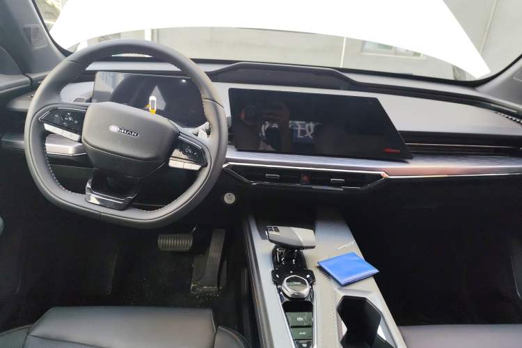 Used Oshan Z6 New Energy 2023 ZhiDian iDD 150KM Flagship PLUS Smart Parking Edition