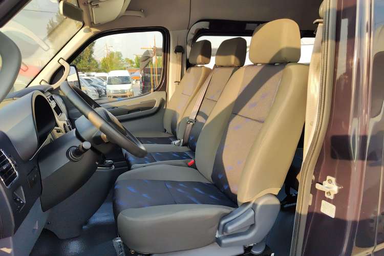 Used Dongfeng Yufeng 2021 2.4T Rear-Drive Logistics Vehicle High-Roof Design Rear Dual Tires 6–9 Seats China VI Emission Standard Model YCY24140-60