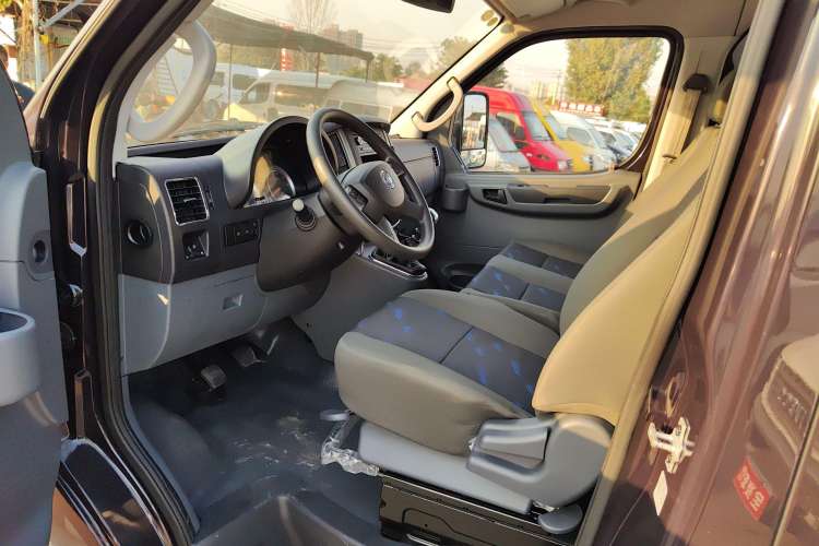 Used Dongfeng Yufeng 2021 2.4T Rear-Drive Logistics Vehicle High-Roof Design Rear Dual Tires 6–9 Seats China VI Emission Standard Model YCY24140-60