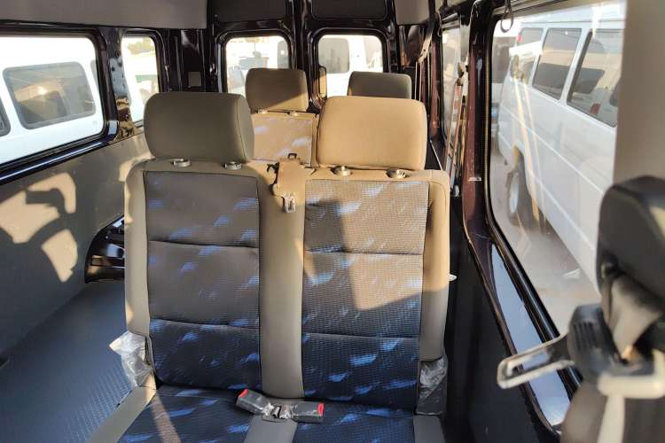 Used Dongfeng Yufeng 2021 2.4T Rear-Drive Logistics Vehicle High-Roof Design Rear Dual Tires 6–9 Seats China VI Emission Standard Model YCY24140-60