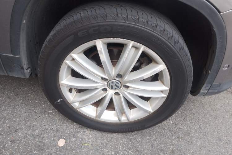 Used Volkswagen Tiguan 2009 2.0 TSI Luxury Edition Right Front Wheel Hub