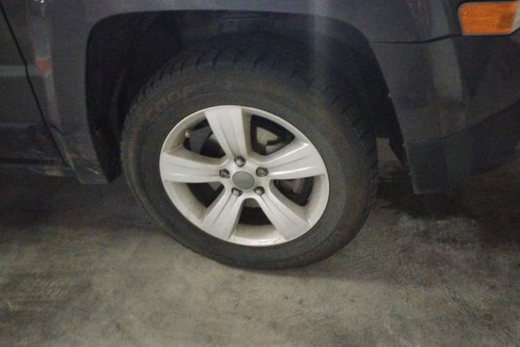 Used Jeep Patriot 2014 2.4L Sport Edition Right Front Wheel Hub