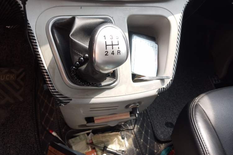 Used JAC M3 2019 PLUS IKEA Edition 1.8L Luxury 9-Seater Gear Lever