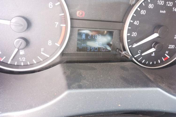 Used JAC M3 2019 PLUS IKEA Edition 1.8L Luxury 9-Seater Odometer Close Up