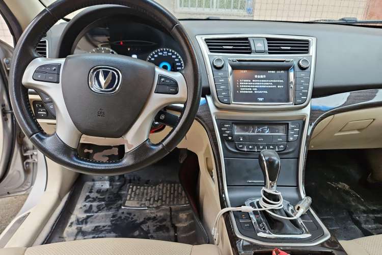 Used CHANGAN Raeton 2014 1.8T Automatic Elite Anniversary Edition China IV Standard Center Console