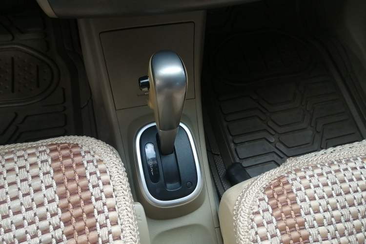 Used Nissan Tiida Sedan 2008 1.6L Automatic Fashion Edition Gear Lever