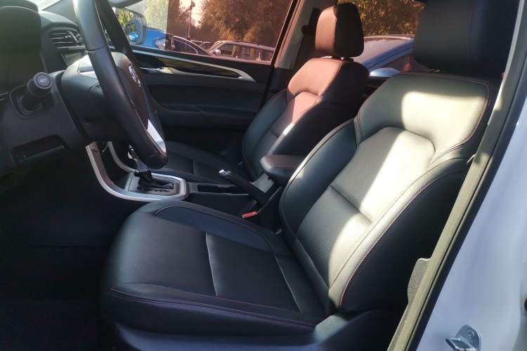 Used SAIC MAXUS T60 2017 2.0T Gasoline Automatic 4x4 High-Profile Luxury Standard Cab