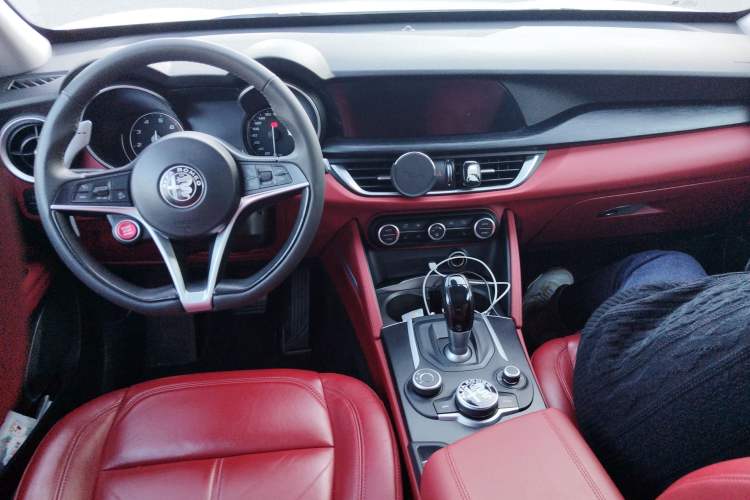 Used Alfa Romeo Stelvio 2017 2.0T 280HP Luxury Edition Center Console