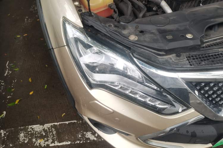 Used BYD Tang New Energy 2015 2.0T Four-Wheel-Drive Flagship Model Right Front Headlight