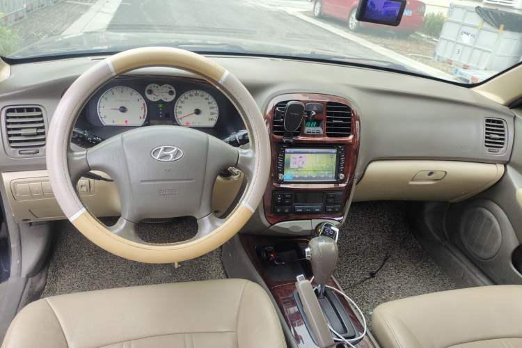 Used Hyundai MoInca 2009 2.0L Automatic Prestige GL Trim