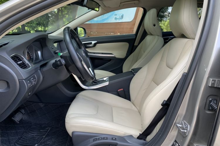 Used Volvo V60 2014 T5 Zhiyi Edition
