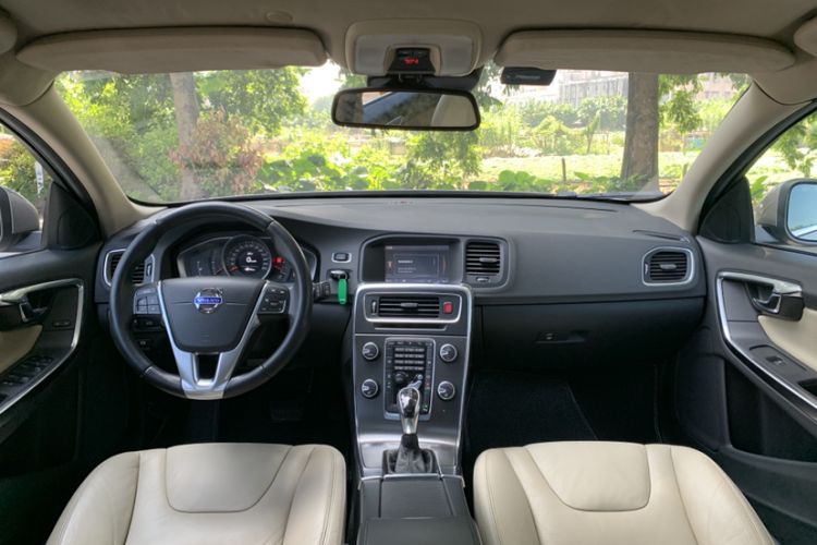 Used Volvo V60 2014 T5 Zhiyi Edition
