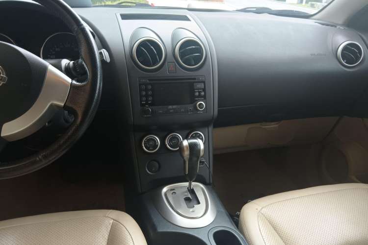 Used Nissan Qashqai 2010 20X LE CVT 2WD Center Console