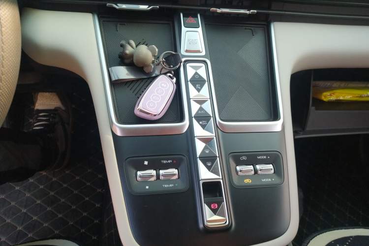 Used Haval Fierce Dragon Max 2023 1.5L Hi4 105 Four-Wheel Drive Smart Flagship Edition Gear Lever