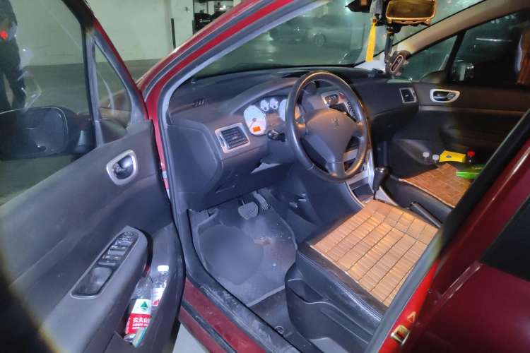 Used Peugeot 307 2010 Hatchback 1.6L Automatic Luxury Edition
