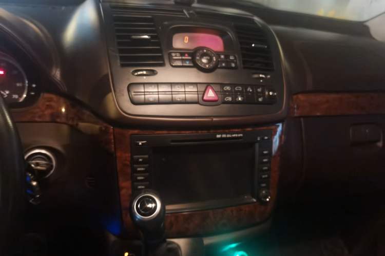 Used Mercedes-Benz Viano 2010 2.5L Prestige Edition Audio And AC Panel