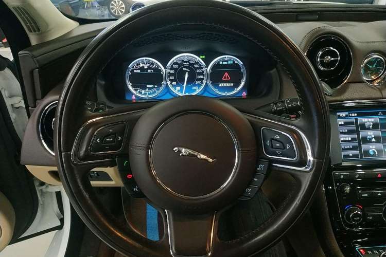 Used Jaguar XJ 2015 XJL 2.0T Two-Wheel Drive Panoramic Business Edition
