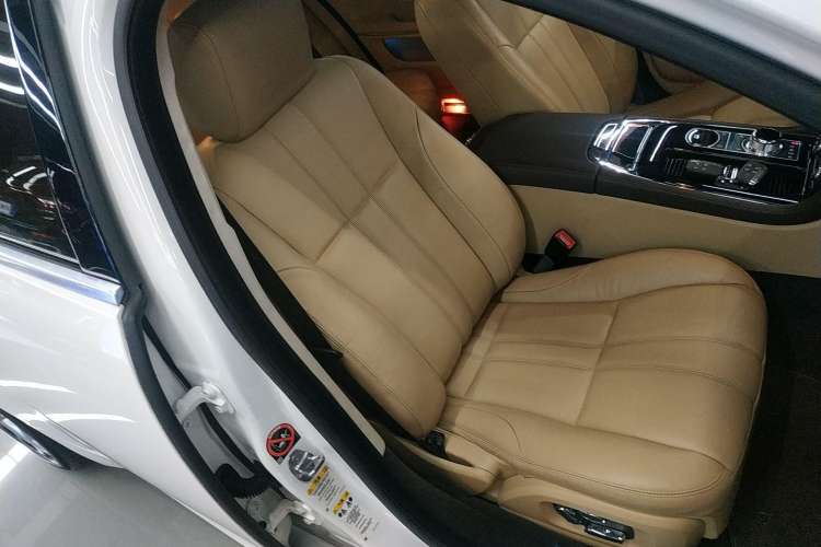 Used Jaguar XJ 2015 XJL 2.0T Two-Wheel Drive Panoramic Business Edition
